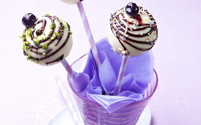 Cake pops aux myrtilles sauvages