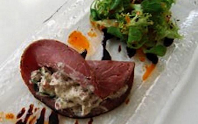 Roulés de smoked beef aux gésiers de Poulet confits à la moutarde à l'ancienne, réduction vinaigre balsamique et mélange de salade