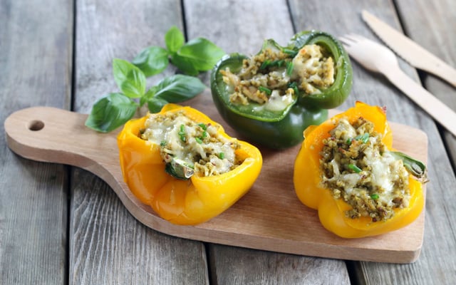 Poivrons farcis au poulet, mozza et quinoa