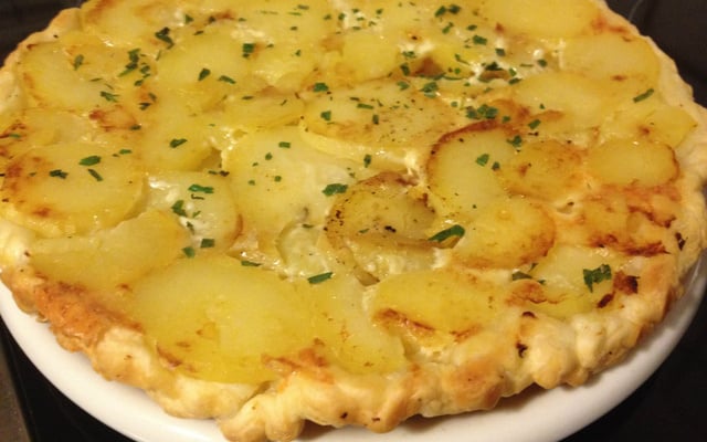 Quiche renversée aux pommes de terre et au Bresse bleu