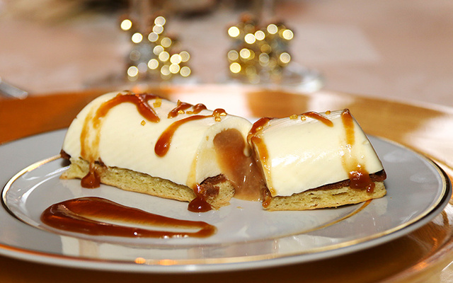 Bûchette de Noël vanille coeur coulant caramel au beurre salé et son croustillant pralinoise