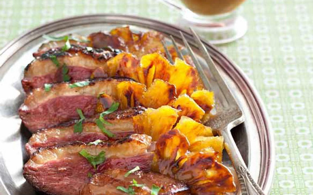 Magret de canard à l'ananas, sauce aigre douce