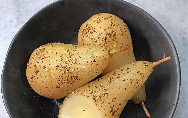 Poires pochées au thé aux épices