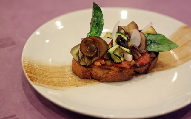 Bruschetta aux légumes grillés, compotée au ketchup hot et chips de basilic