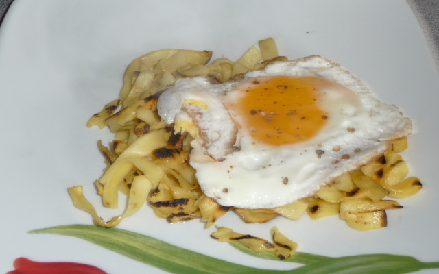 Œuf sur le plat sur lit de tagliatelles au beurre