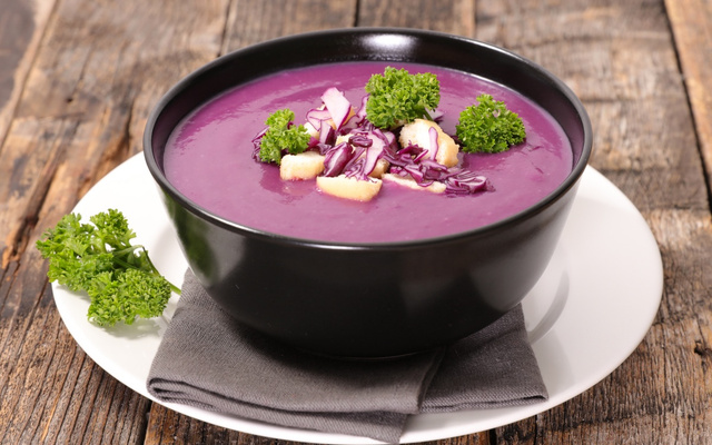 Gaspacho de chou rouge-pomme granny et crème mousseuse