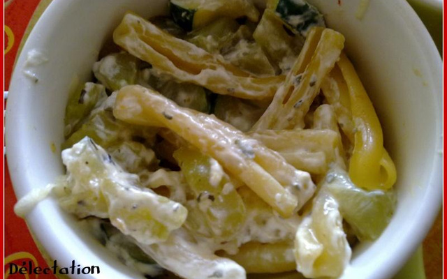 Pâtes cuites en risotto à l'ail et fines herbes, concombres et courgettes