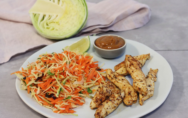 Salade d’hiver croquante au poulet grillé et sa sauce au beurre de cacahuètes