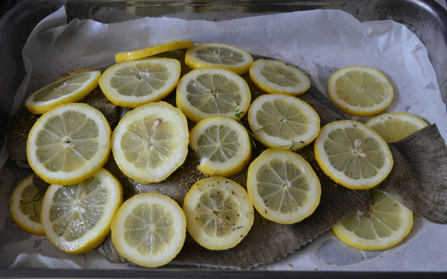 Turbot au four aux herbes aromatiques