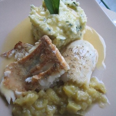 Sandre rôti au vin de rhubarbe de Roisin, compotée de rhubarbe, beurre blanc au blanc et purée à la sauge