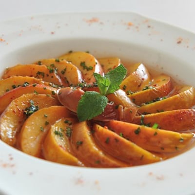 Soupe de pêches à la menthe pimentée