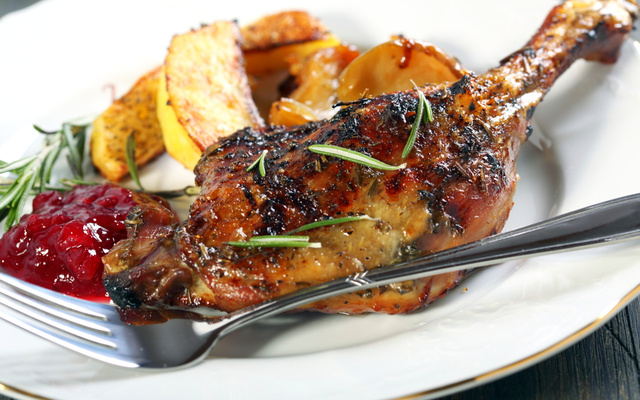 Cuisses de canard rôties au miel et romarin, sauce aux airelles