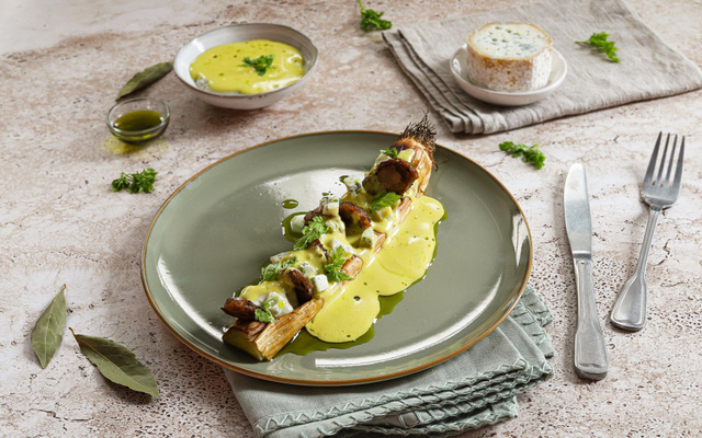 Poireaux brûlés, saucisses et bleu d'Auvergne