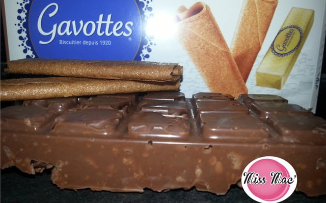 Tablette de chocolat au lait et crêpes dentelles