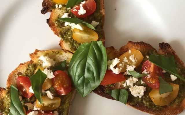 Crostini au pesto, féta, tomates cerises et basilic