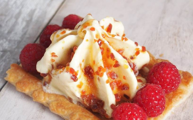 Tartelette feuilletée aux framboises et crème glacée Carte d'Or® façon glacier saveur crème brûlée