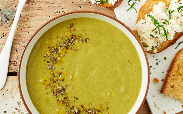 Velouté de courgettes origan, tartine de fromage aux herbes