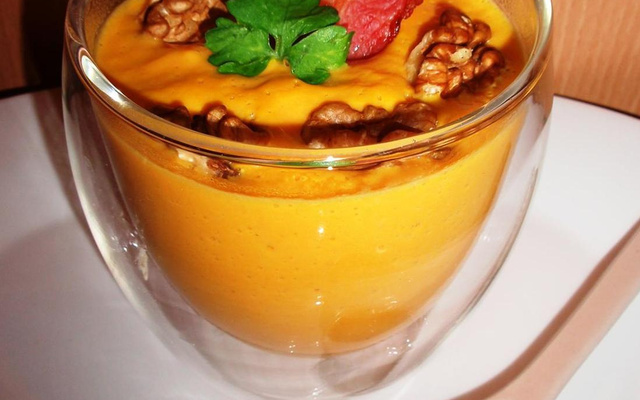 Velouté de carottes et sa chips de lard croustillante