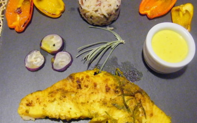 Steak de requin grillé au curcuma et moutarde de concombre