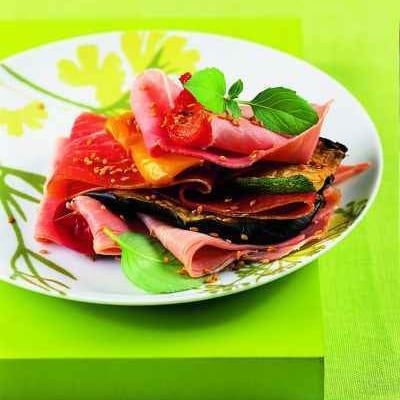 Mille-feuilles de jambons cuit et sec, légumes grillés