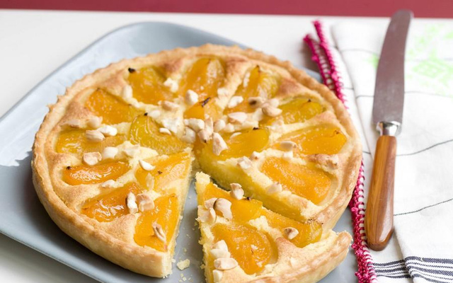 Tarte aux abricots et amandes, crème d'amandes et zeste de citron