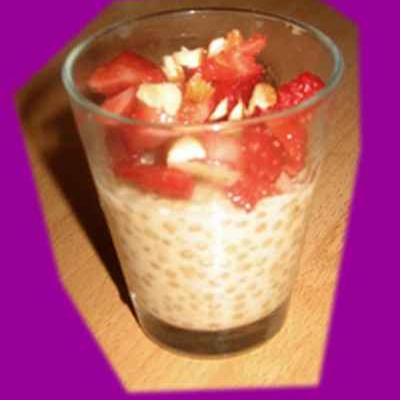 Verrine de crème tapioca / fève tonka, fraises et amandes grillées