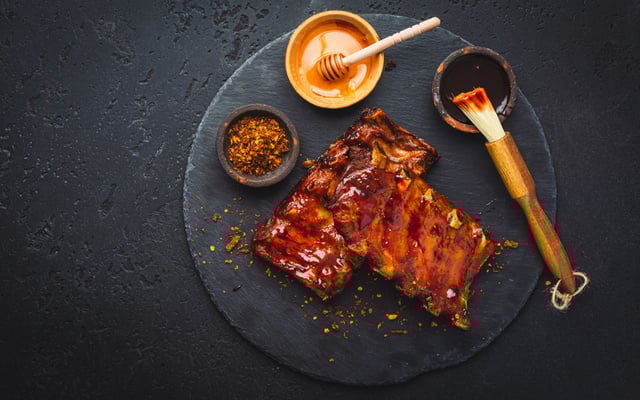 Travers de porc marinés au miel au barbecue
