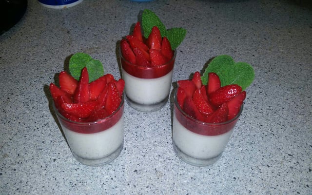 La vraie panna cotta et ses fraises au sirop de violette