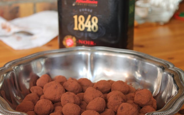 Truffes traditionnelles au chocolat noir et cacao en poudre non sucré