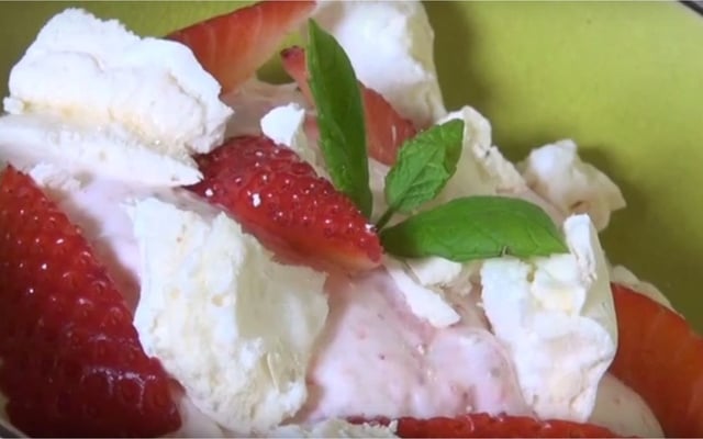 Eton Mess aux fraises et éclats de meringue