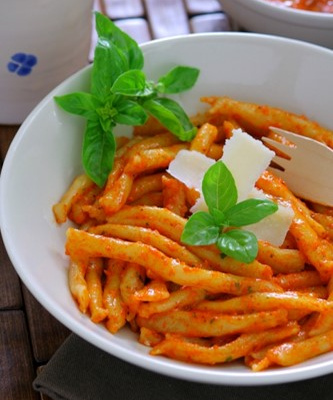 Pâtes « strozzapreti » faites à la main sauce "sugo" et champignons