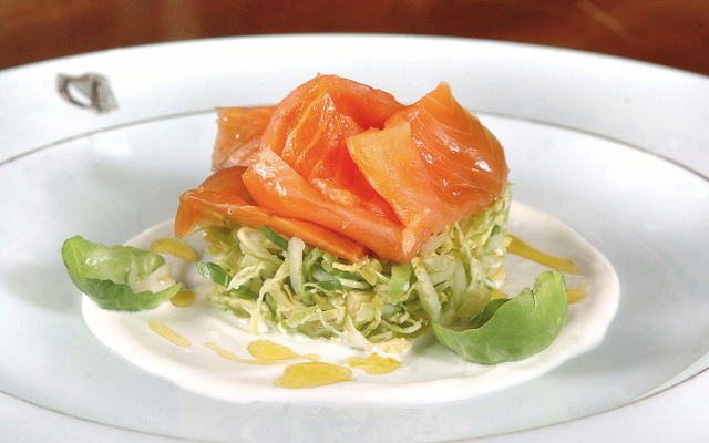 Saumon fumé bio, choux de Bruxelles et pommes granny smith, crème épaisse aux oignons