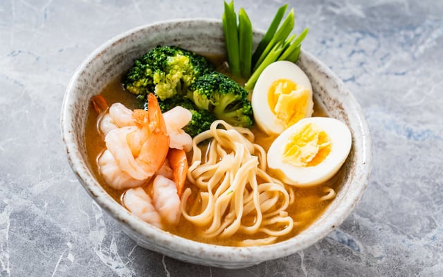 Nouilles, crevettes, brocoli, oeuf dur et bouillon de légumes asiatique