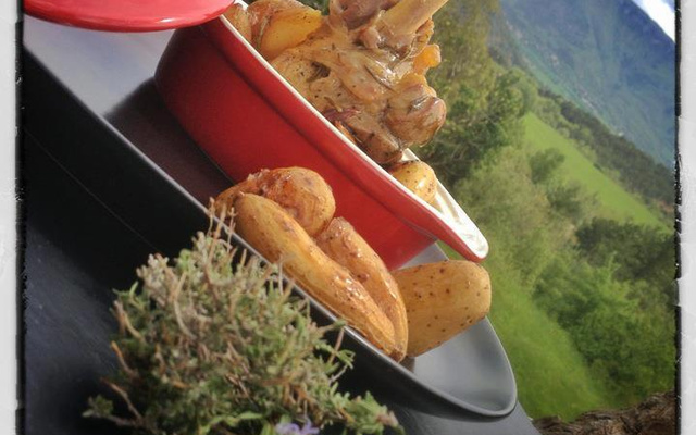 Souris d'Agneau de Sisteron confite au miel de lavande des A.H.P. et romarin-thym accompagné de ses Rattes grenailles