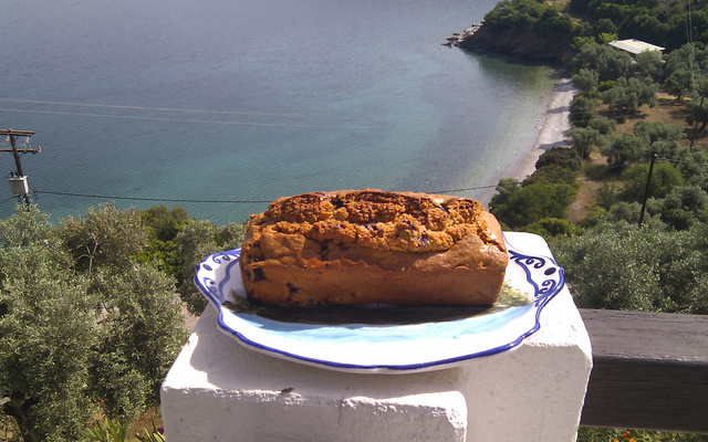 Cake à l'huile d'olive et aux oranges et cerises noires
