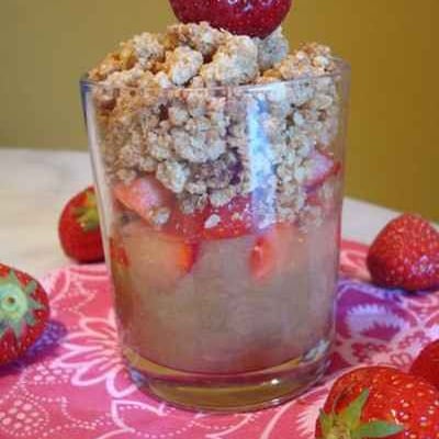 Verrine crumblelisée rhubarbe et fraise