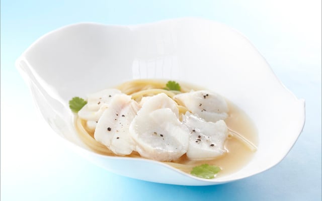 Effeuillé de cabillaud Skrei de Norvège et bouillon de citronnelle