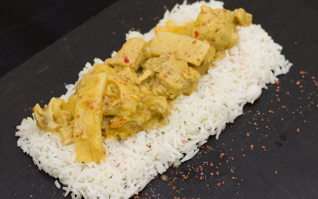 Sauté de porc aux pousses de bambou et lait de coco-ananas