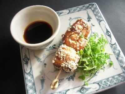 Brochettes de poulet caramélisées et graines germées