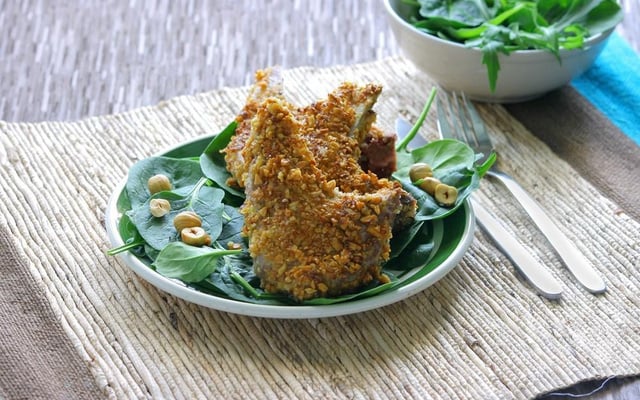 Côtelettes d'agneau à la moutarde panées aux noisettes