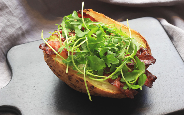 Pommes de terre au four, gorgonzola, poitrine fumée et roquette