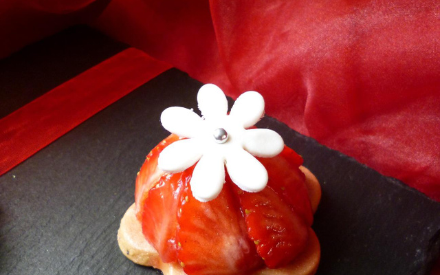 Mini tartelettes fine vanillée façon charlotte aux gariguettes, insert crémeux aux fruits rouges