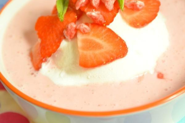 Île flottante légère à la fraise