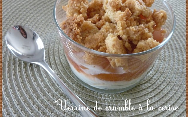 Verrine de crumble à la cerise sur mousse blanche
