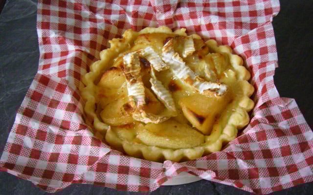 Tartelette aux deux pommes flambées et camembert
