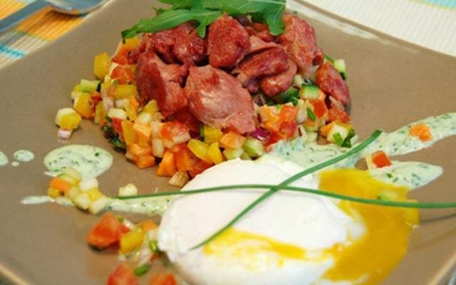 Tartare de légumes au citron et Gésiers de Poulet, œuf poché, sauce mousse de roquette