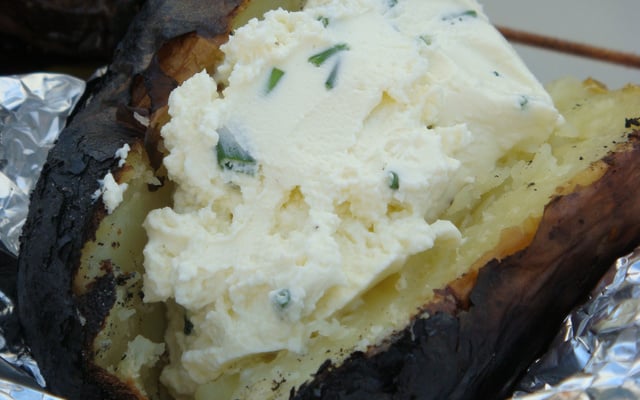 Pomme de terre sous la cendre sauce philadelphia