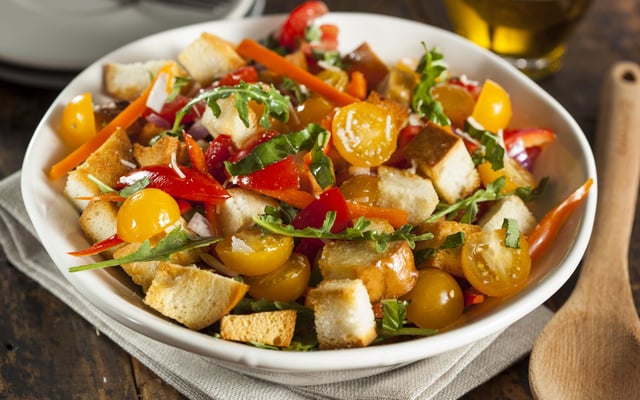 Panzanella ou salade de tomates italienne au pain