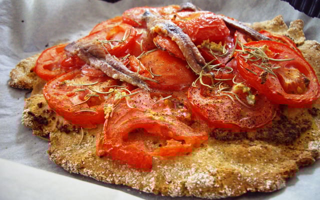 Tarte moutardée à la tomate et aux anchois