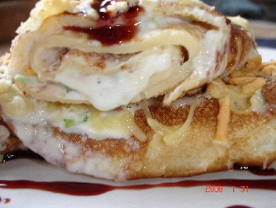 Crêpes au roquefort et chèvre, cordon de sirop de Liége